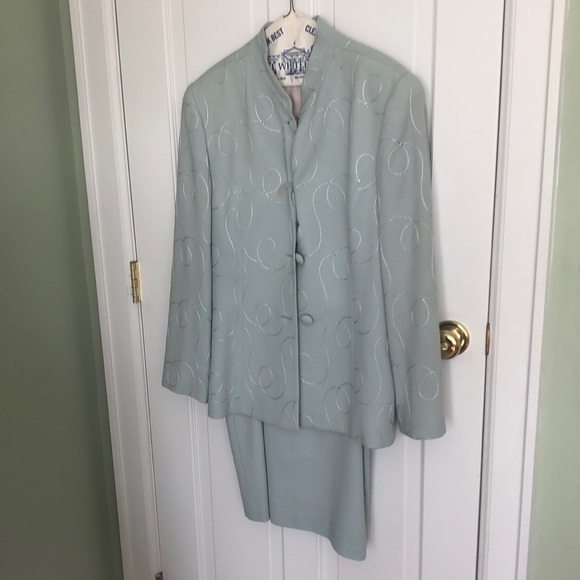 Womens suite with small lapel stain - Picture 1 of 2